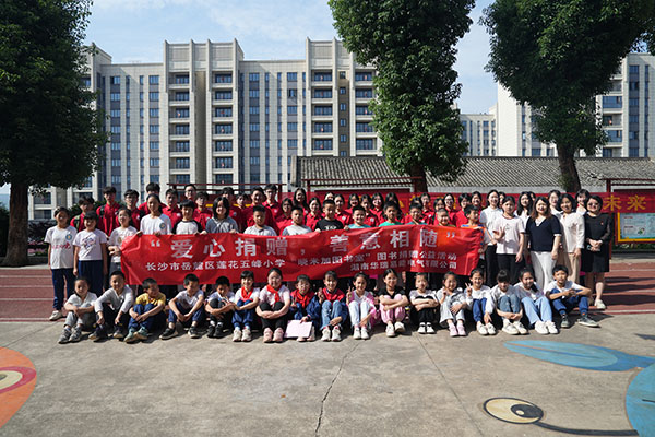 愛心捐書育桃李，企業(yè)擔(dān)當(dāng)暖人心